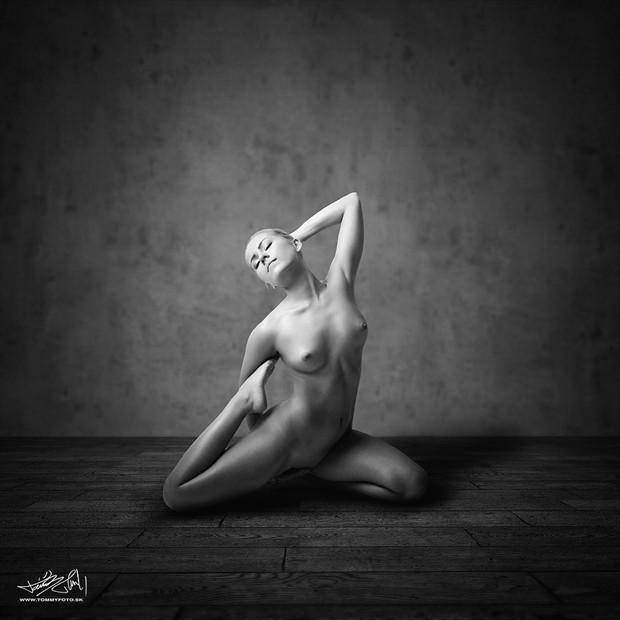 .x. Artistic Nude Photo by Photographer Momasko