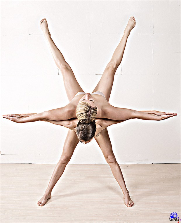 2 dancers Studio Lighting Photo by Photographer johankoops