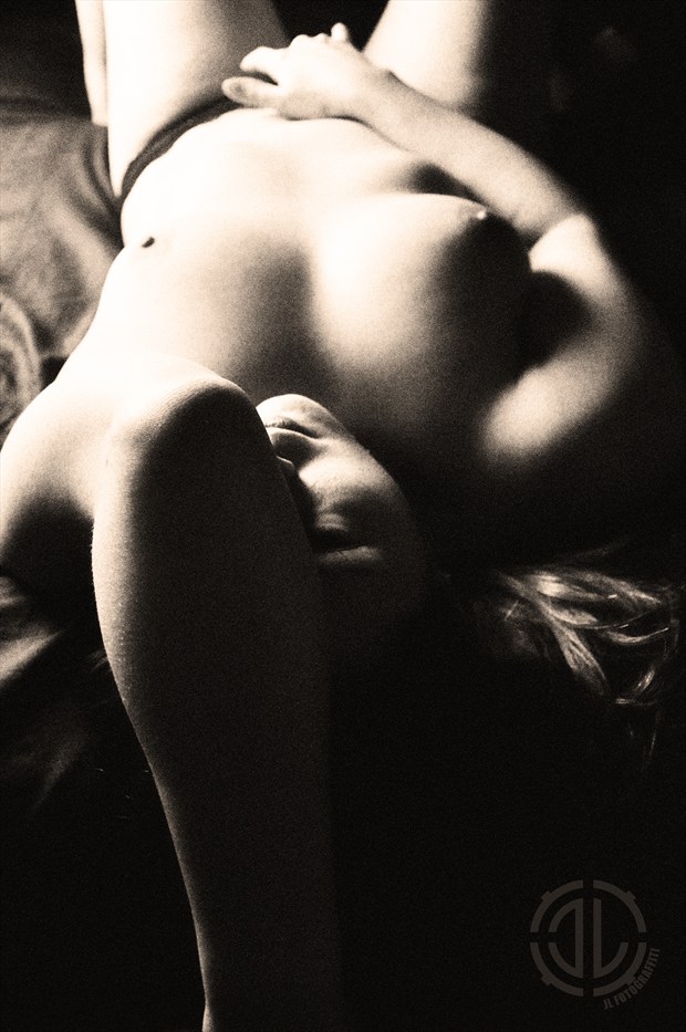 An Exhibitionist Artistic Nude Photo by Photographer JLFotograffiti