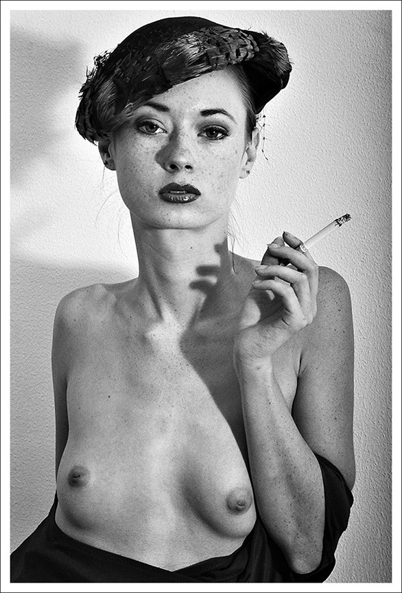 Ann, smoking Artistic Nude Photo by Photographer Marco Pallotti