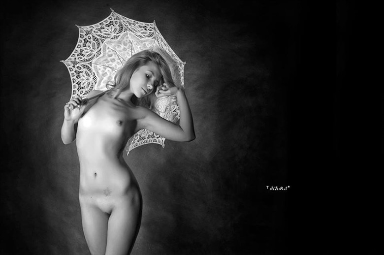 Artistic Nude Chiaroscuro Photo by Model Alleria