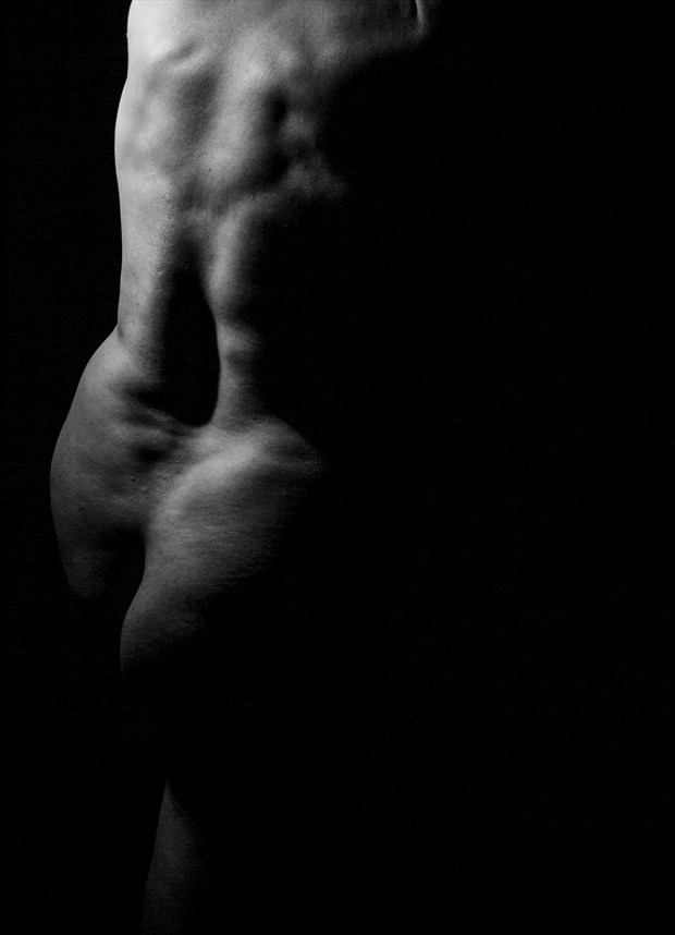 Artistic Nude Chiaroscuro Photo by Model Rhynelmrk