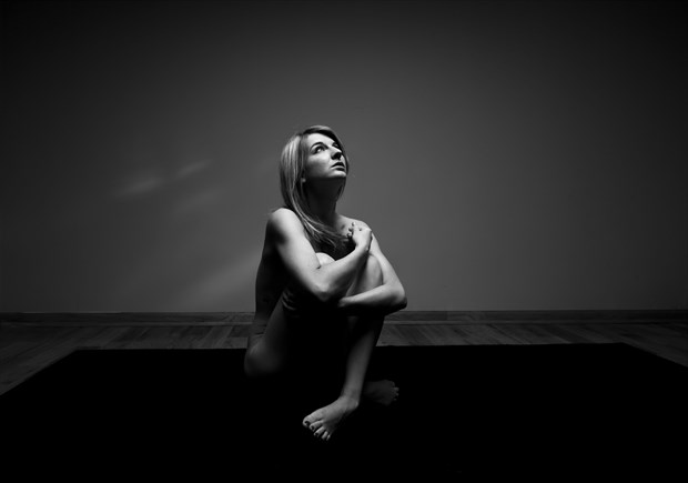 Artistic Nude Chiaroscuro Photo by Photographer Axiaelitrix