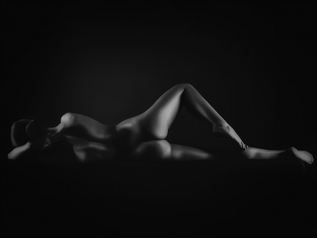 Artistic Nude Chiaroscuro Photo by Photographer XaviRoStudio