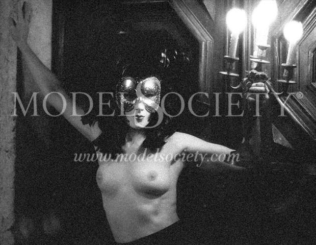 Artistic Nude Chiaroscuro Photo by Photographer ewe