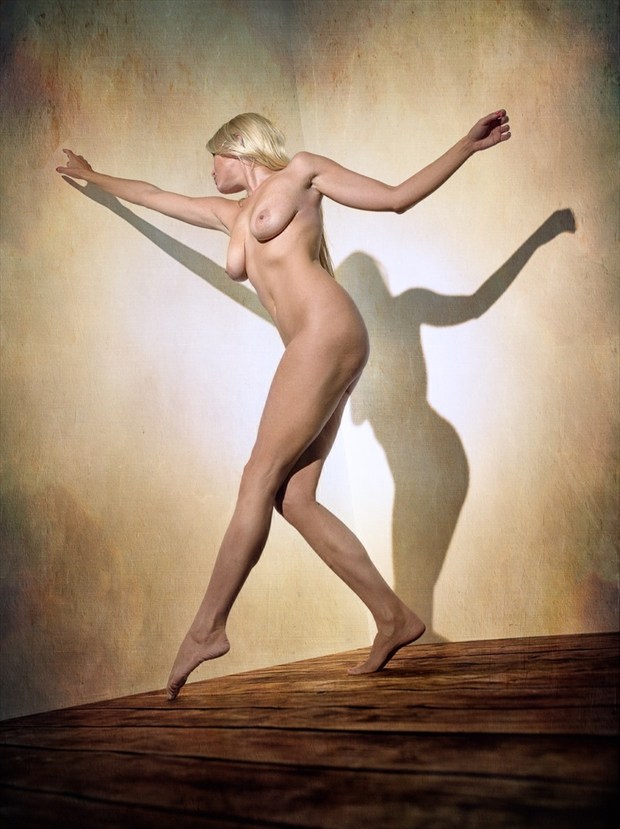 Artistic Nude Erotic Photo by Model Caroline Summers.