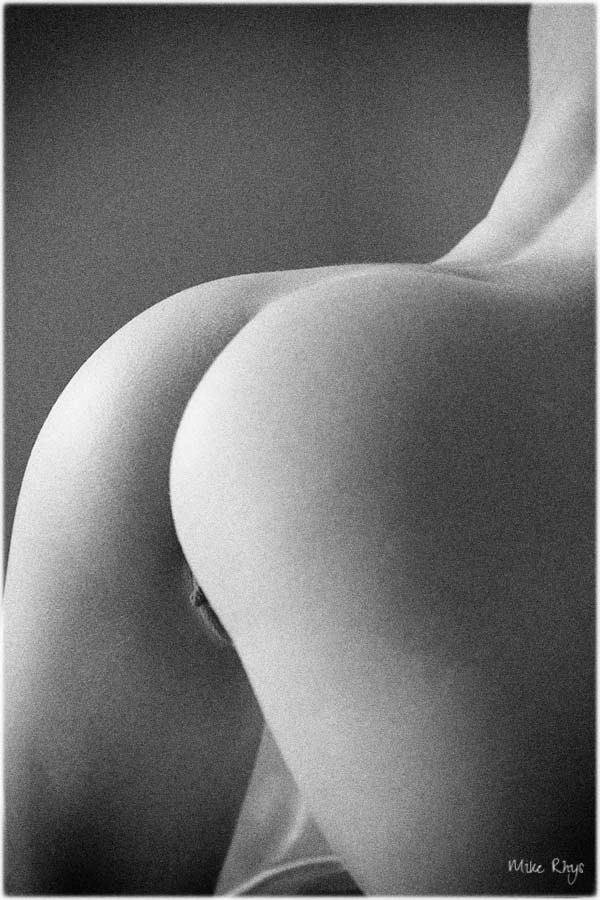 Body Curve Artistic Nude Photo by Photographer Mike Rhys