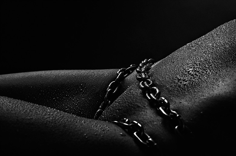 Chain Drops Artistic Nude Photo by Photographer Antonia Glaskova