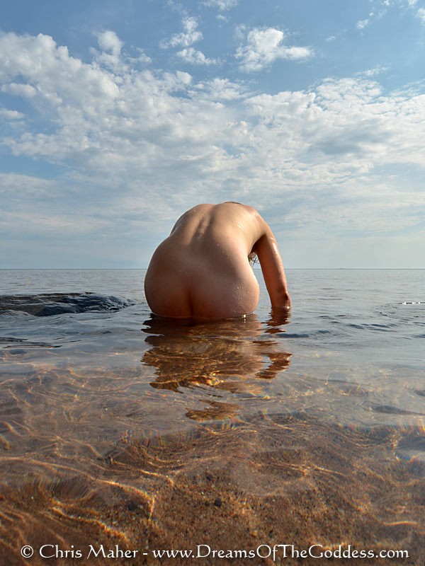 Contour Artistic Nude Photo by Model Stilt