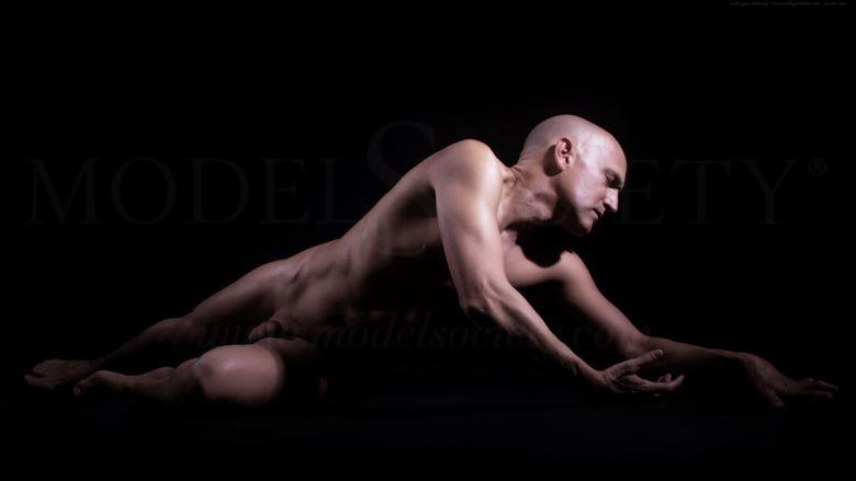 Crawling Back Artistic Nude Photo by Model Avid Light