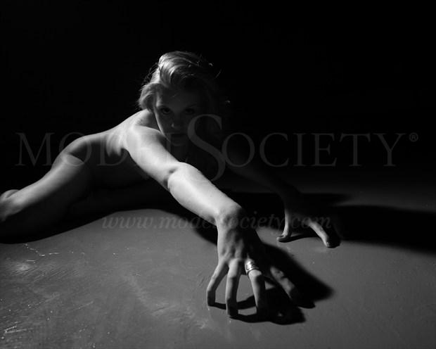 Crawling from the dark   Artistic Nude Photo by Photographer FelRod 