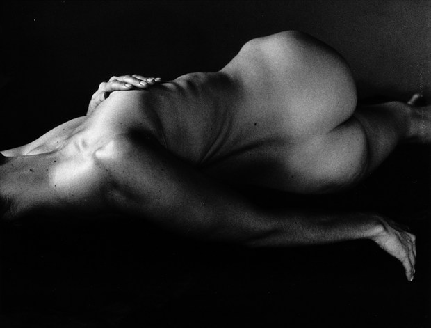Curves & Edges Artistic Nude Photo by Photographer Paul McMullin