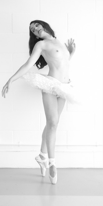En pointe  Artistic Nude Photo by Model Rose Valentina
