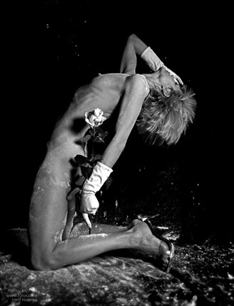 Flour and flower Artistic Nude Photo by Photographer Roelf Rozema Fotocol