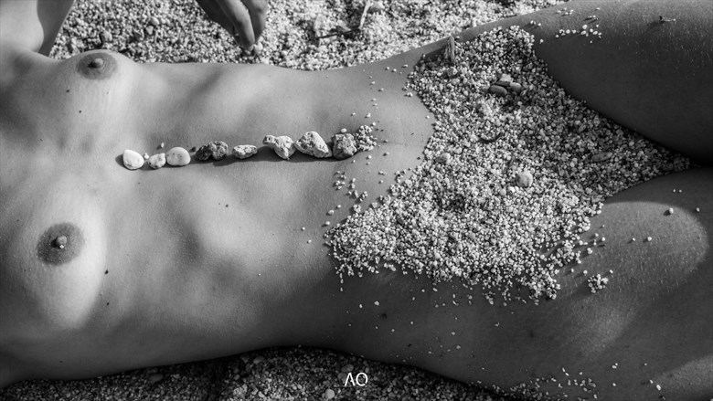 GIOCHI SULLA SABBIA Artistic Nude Photo by Photographer ARON QUADU