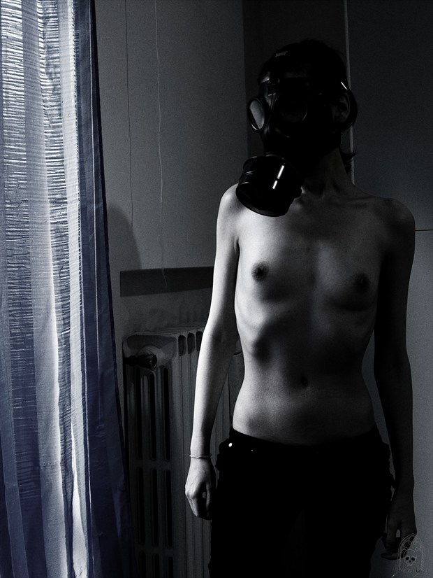 Gasmask Artistic Nude Photo by Model Glemt Grav