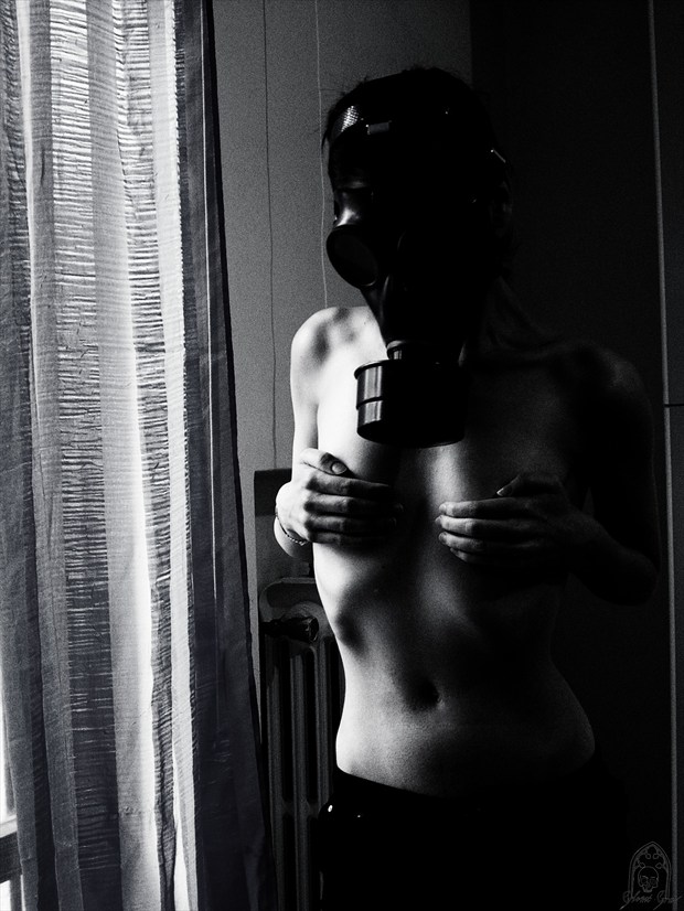 Gasmask Artistic Nude Photo by Model Glemt Grav
