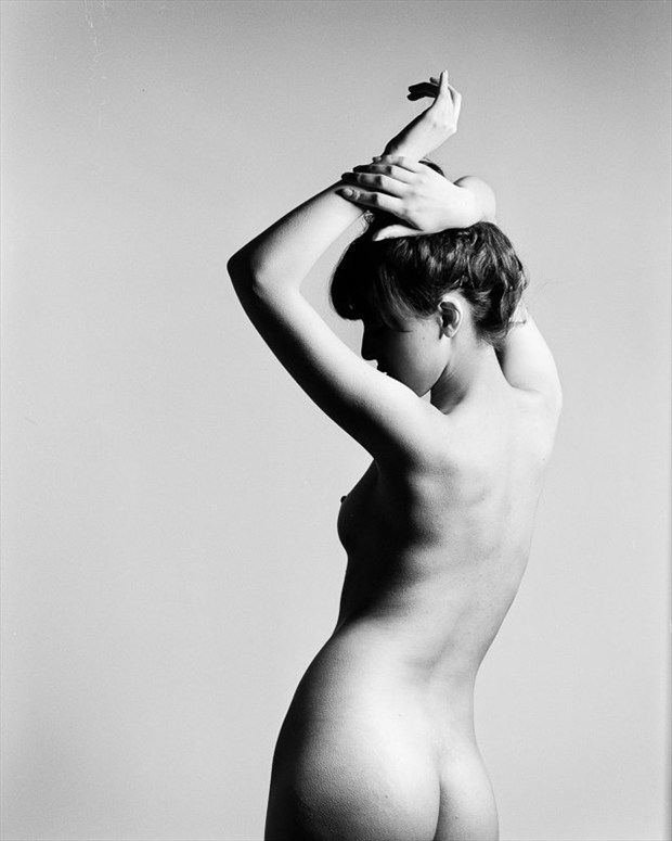 Gentle curve Artistic Nude Artwork by Model Mia Liberum