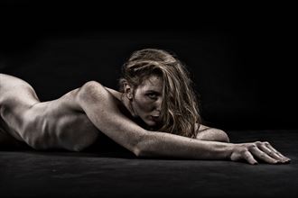 Gevloerd Artistic Nude Photo by Photographer Diederik