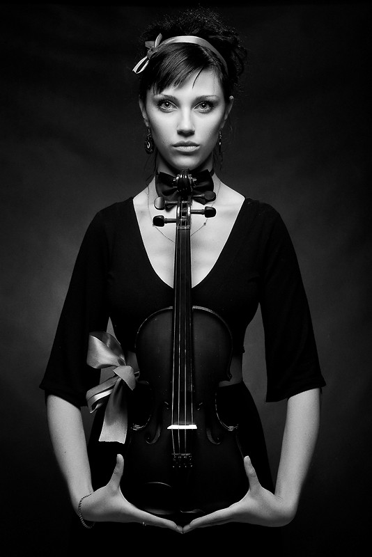 Girl with violin Portrait Photo by Photographer bagdasar