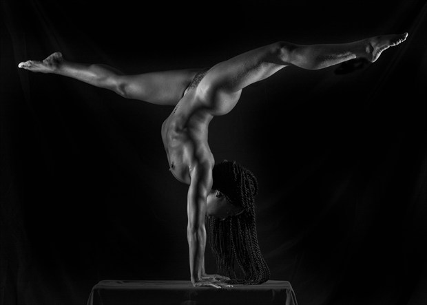 Hand Balance Progress Artistic Nude Photo by Model QUINTESSENCE