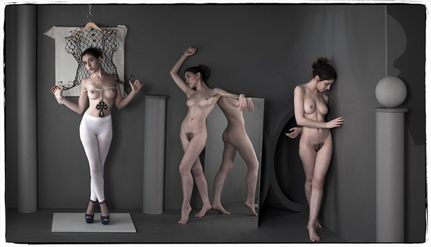 Hangtime Artistic Nude Photo by Photographer Thomas Sauerwein