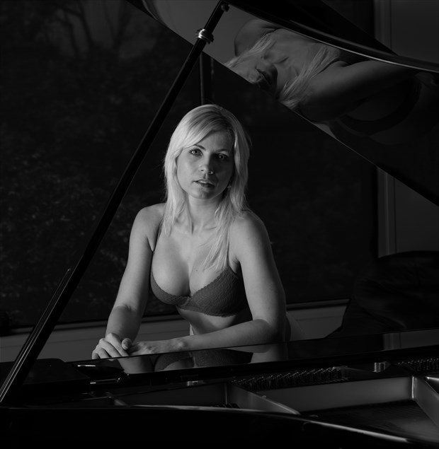 Jenni with piano Portrait Photo by Photographer Rod Cadenza