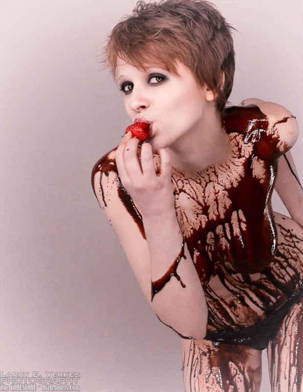 Larry E. Yerkes Photography, Chocolate and Strawberries. Erotic Photo by Model Jennuh Jabberwock