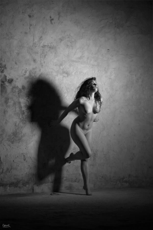 Le mur Artistic Nude Photo by Artist Gentil