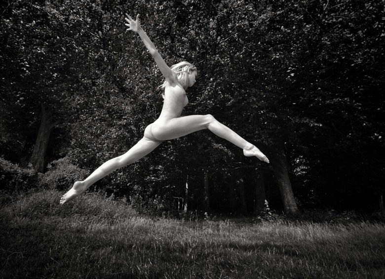 Leaping Artistic Nude Photo by Photographer RayRapkerg
