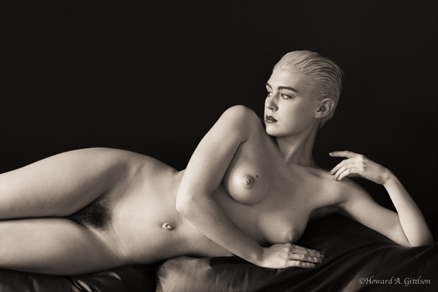 Lo on the couch Artistic Nude Photo by Photographer HGitel
