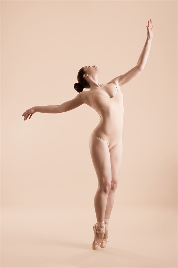 Monochromatic dancer Emotional Photo by Photographer Klompie