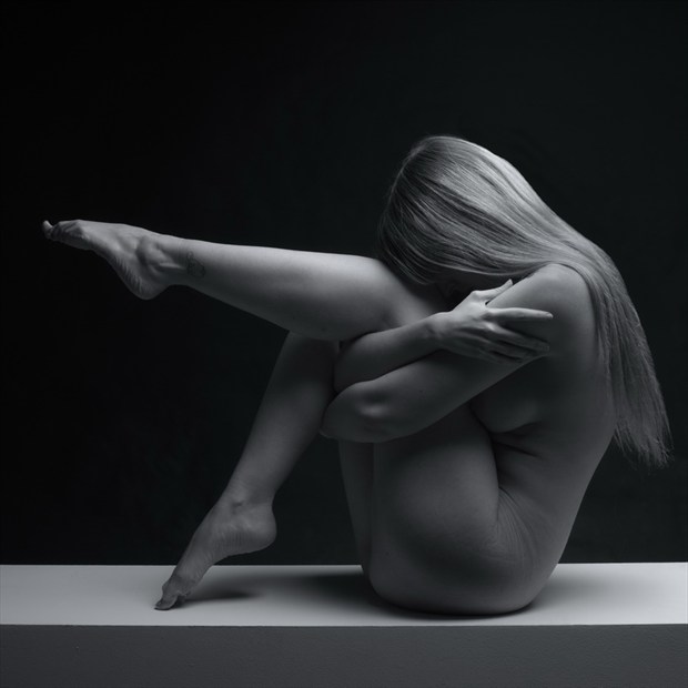 On Point Artistic Nude Photo by Photographer Symesey