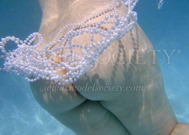 Pearls Underwater Artistic Nude Photo by Model Curvy Krista