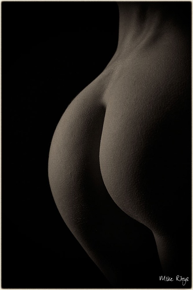 Perfect Shape Artistic Nude Photo by Photographer Mike Rhys