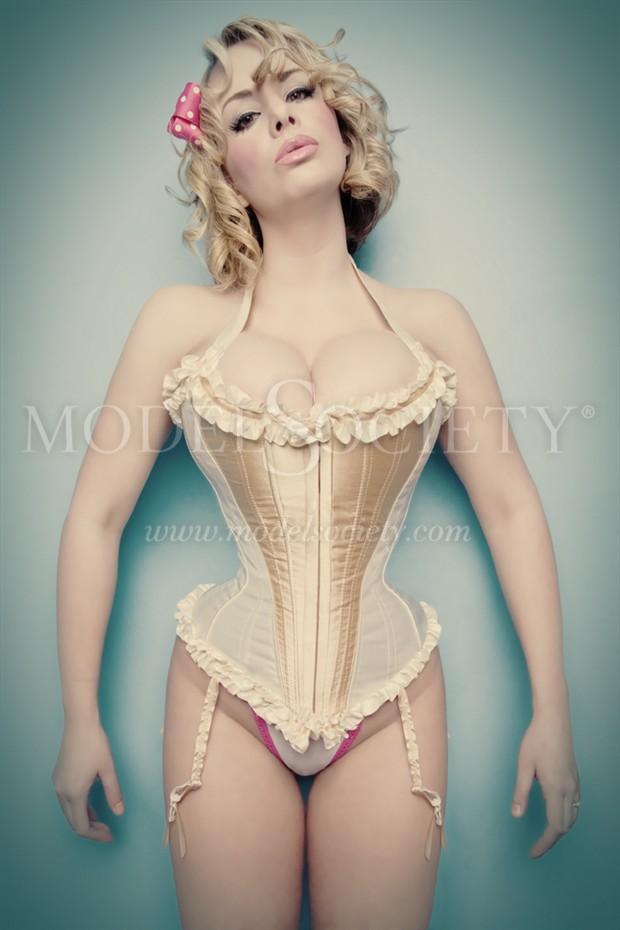 Model/MUA: Rachel Sigmon

highly photoshoped waist, we were joking around so.. i did it. 