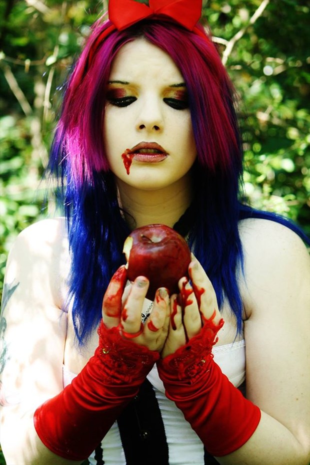 Snow White II Cosplay Photo by Model Marauder