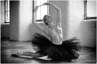 The Black Swan Artistic Nude Photo by Photographer Mike Rhys