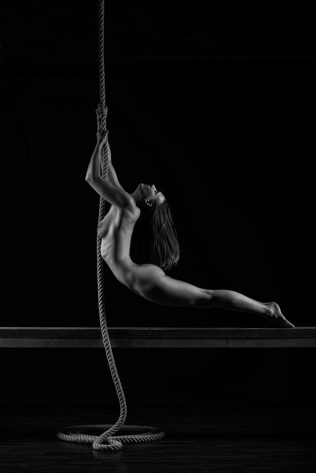 The girl, the beam and the rope Artistic Nude Artwork by Photographer Aperture22