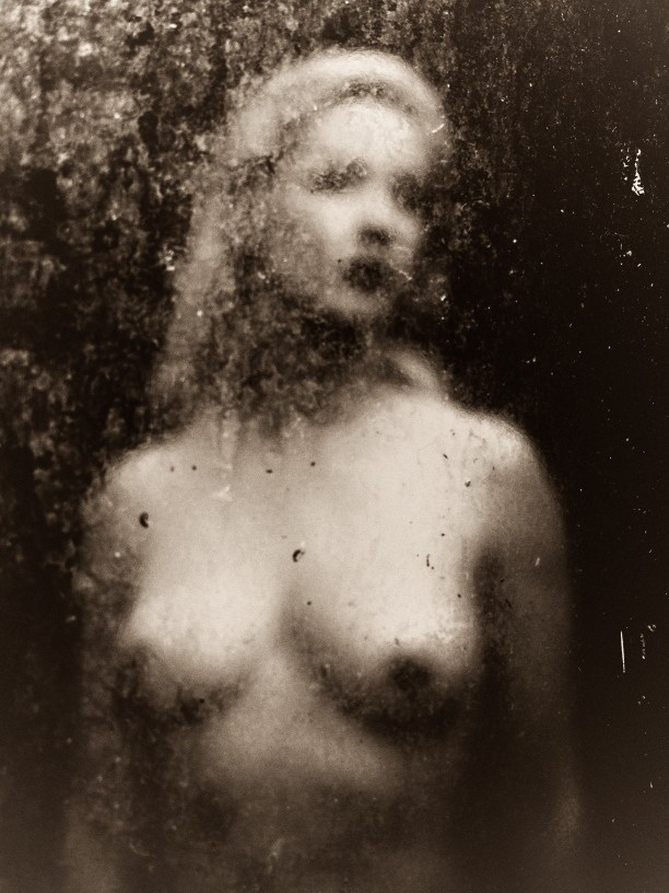 Through the glass (mono) Artistic Nude Photo by Model Em Theresa