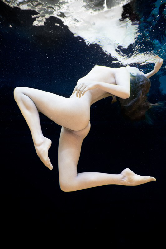 Underwater Dreaming X Artistic Nude Photo by Photographer Christopher Meredith