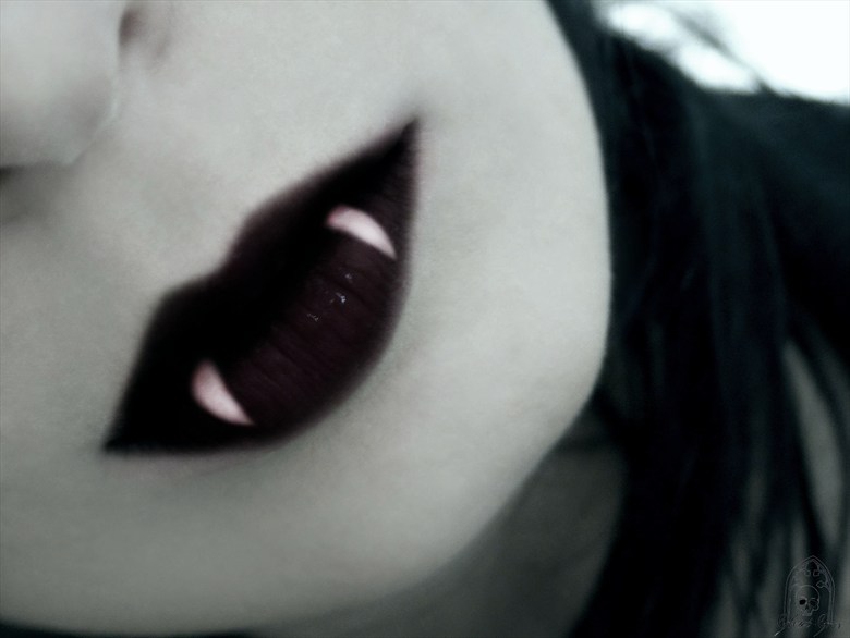 Vampire's kiss Sensual Artwork by Model Glemt Grav