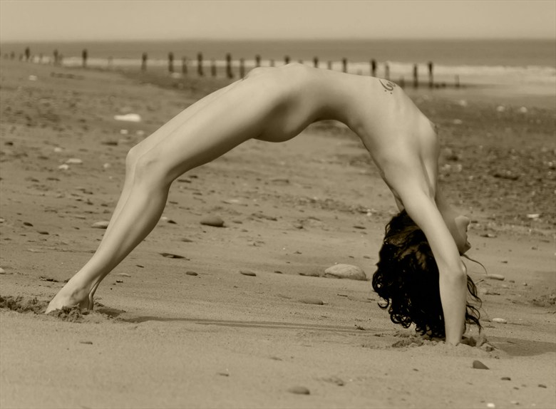 Vintage arch Artistic Nude Photo by Photographer Roger Mann