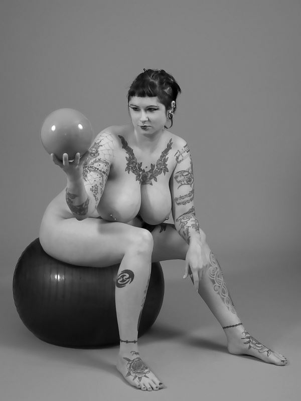 a chick with balls artistic nude photo by photographer anders bildmakare