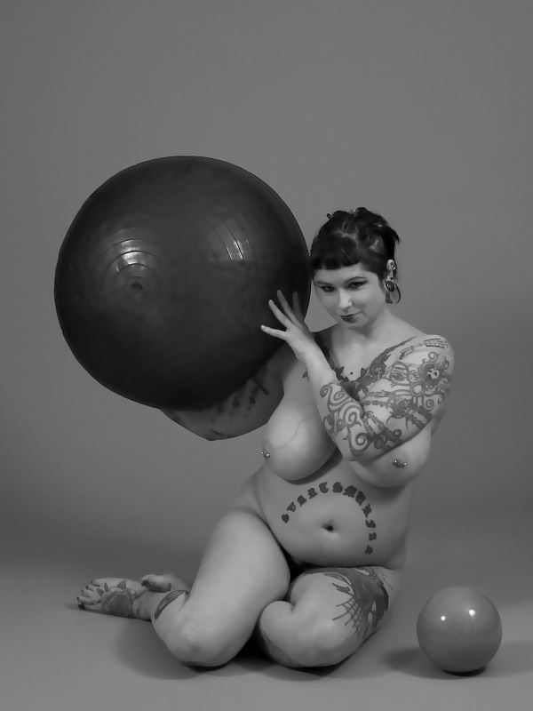 a chick with balls artistic nude photo by photographer anders bildmakare