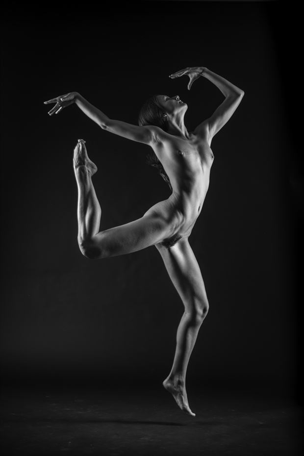 a dance artistic nude artwork by photographer du%C5%A1an %C5%A1traus