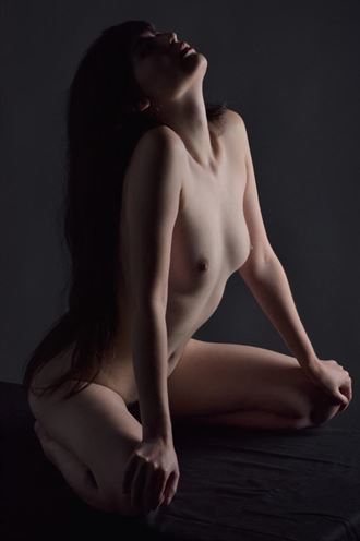 a feeling artistic nude photo by model rayvenr