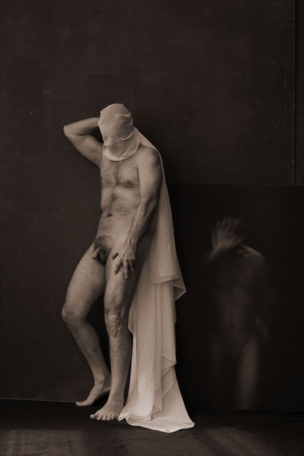 a veces no quieres ver selfportrait implied nude photo by photographer gustavo combariza