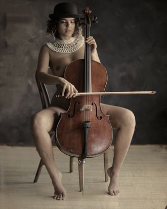 abiblue playing cello erotic photo by photographer erichamburg