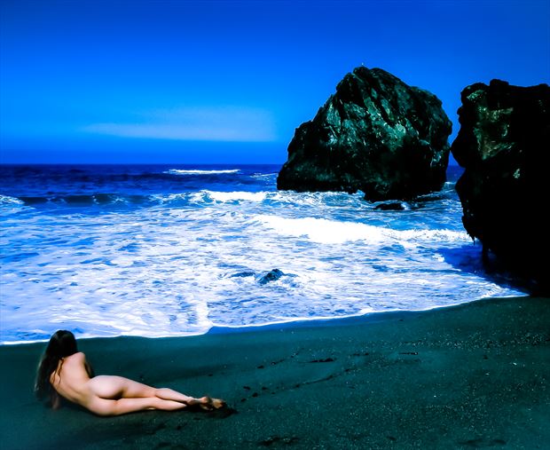 amber and ocean artistic nude photo by photographer john ouyang